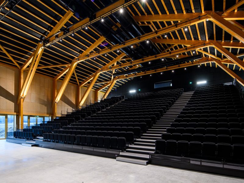 Équipement culturel et évènementiel - Thoiry (01) - Z Architecture - vue salle, gradins