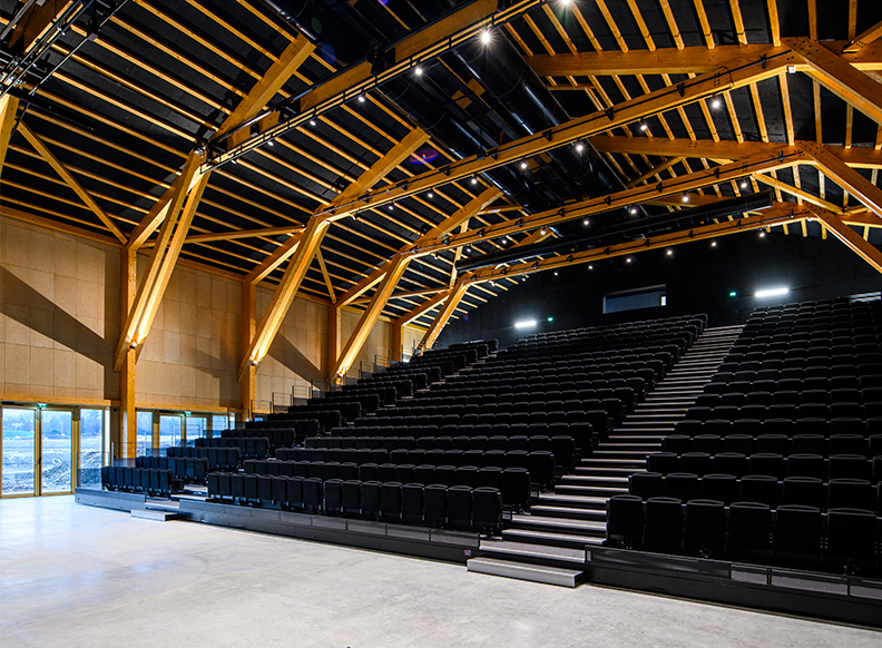 Équipement culturel et évènementiel - Thoiry (01) - Z Architecture - salle de spectacle, vue gradins