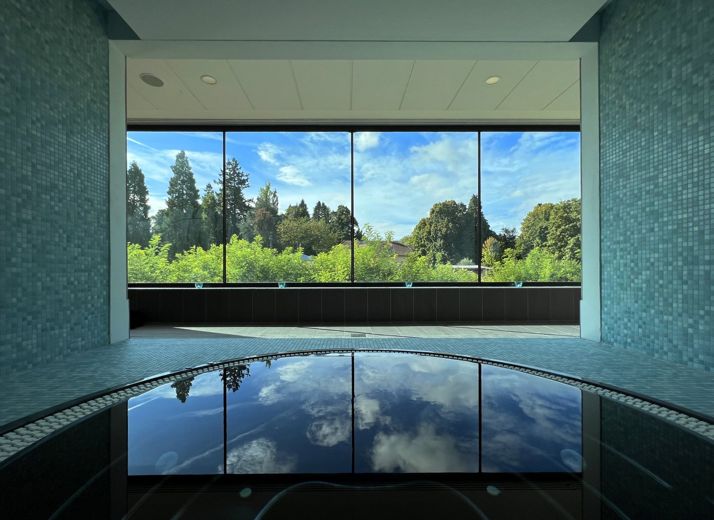 Réhabilitation piscine tournesol - les Abrets - Z Architecture - vue depuis bain bulles